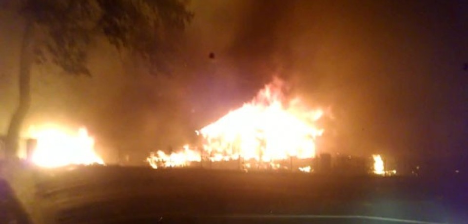 Câmera em carro registra fuga desesperada de incêndio na Califórnia