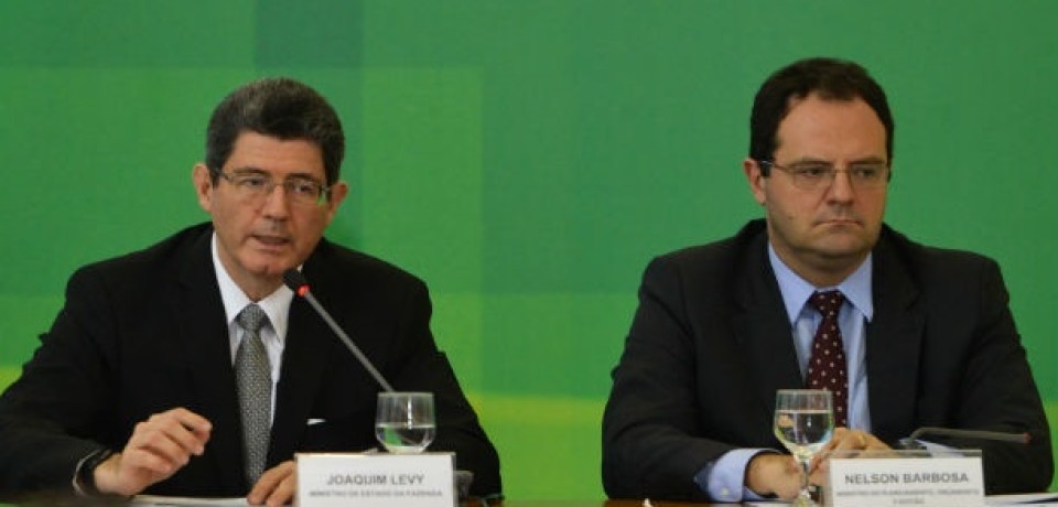 Governo anuncia congelamento no reajuste de servidores e suspende concursos