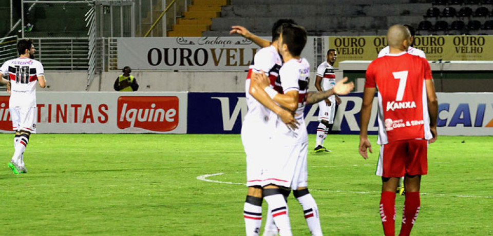 Santa Cruz vence, afunda ainda mais o Boa Esporte e se aproxima do G-4