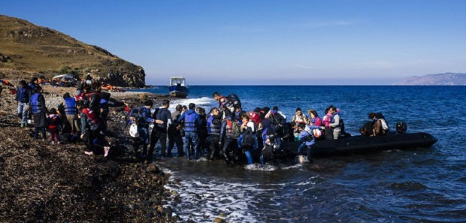 Choque entre barco grego e bote de refugiados deixa desaparecidos