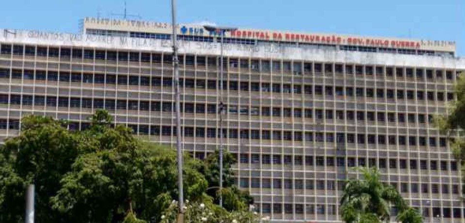 Fachada do Hospital da Restauração amanhece pichada