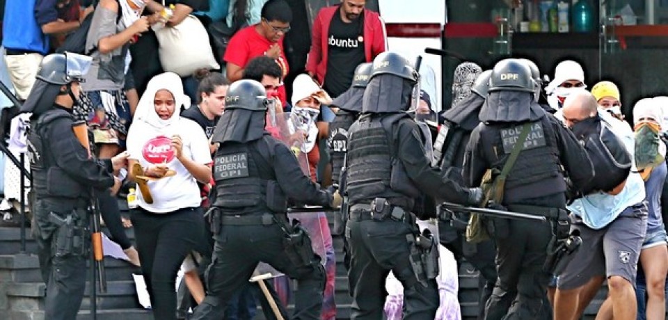 Dois estudantes são detidos durante desocupação da Reitoria da UFPE
