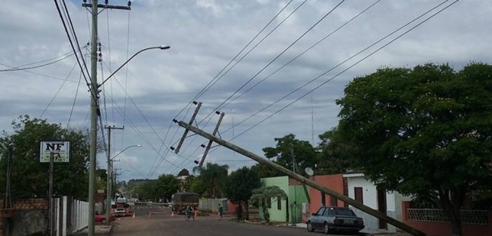 Temporal  causa estado de “caos” no RS e 22 mil seguem sem energia em Porto Alegre