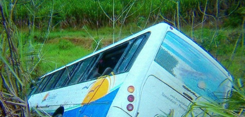 Menina de 12 anos morre em acidente de ônibus com 40 crianças na PE-60
