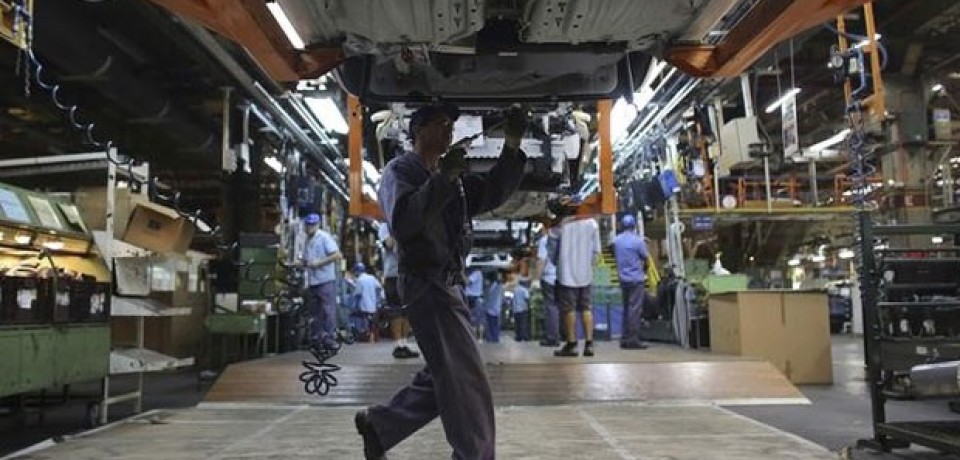 Emprego na indústria cai 6,9%, o maior recuo da série histórica