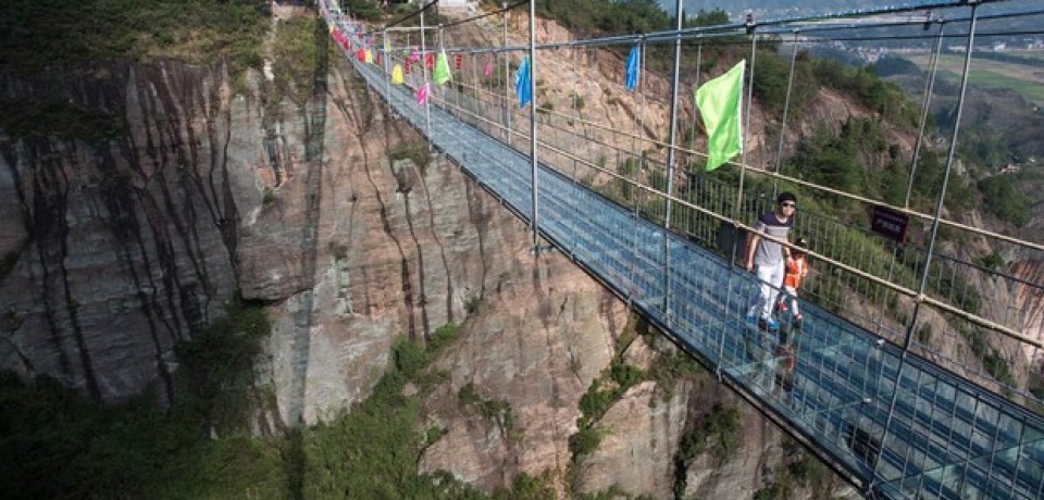 Ponte de vidro sobre desfiladeiro é fechada após rachaduras na China
