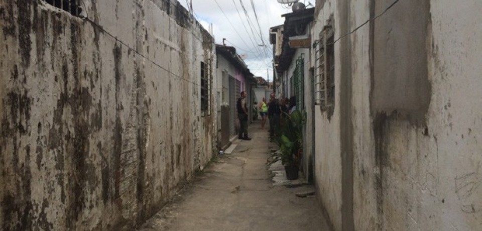 Túnel é descoberto em casa vizinha a presídio do Curado, no Recife