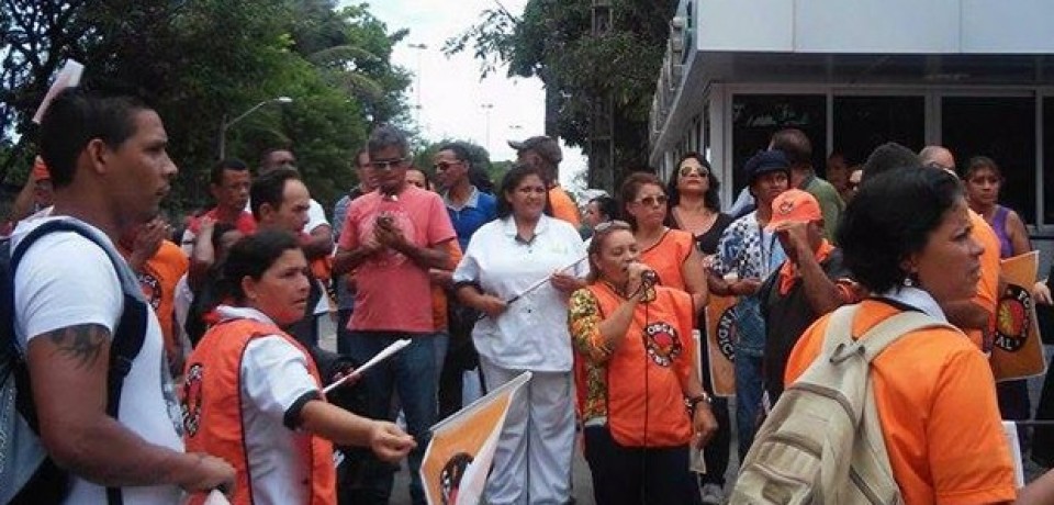 Terceirizados da Saúde de PE param e protestam contra atraso de salário