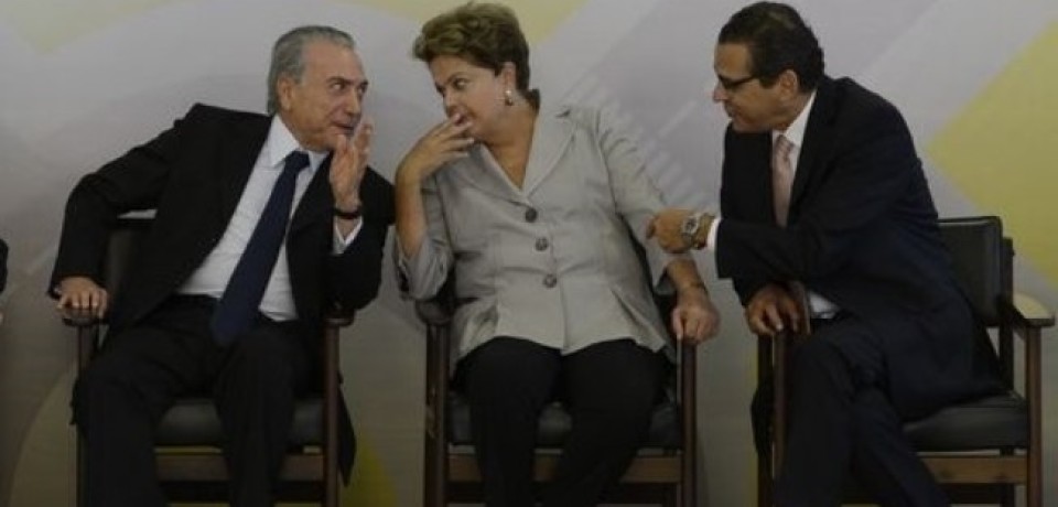 Dilma cede a pressões do PMDB e começa reforma ministerial
