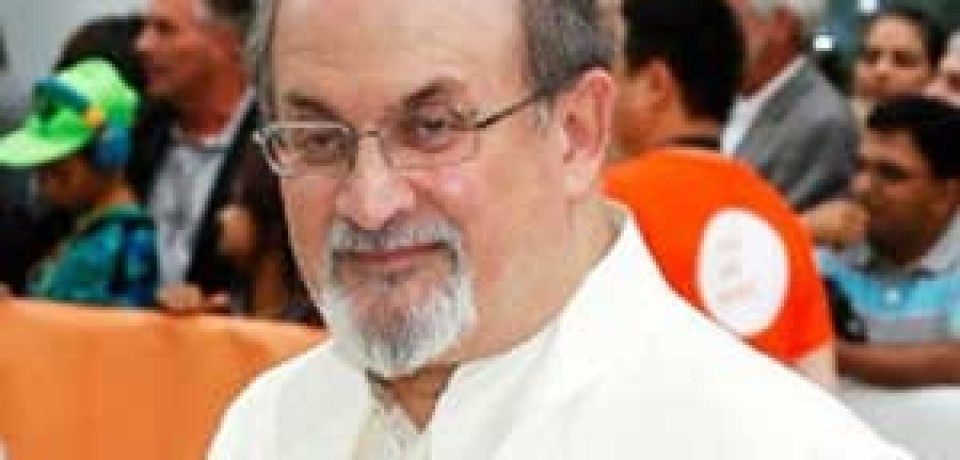 Salman Rushdie acusa Índia de aceitar violência contra intelectuais