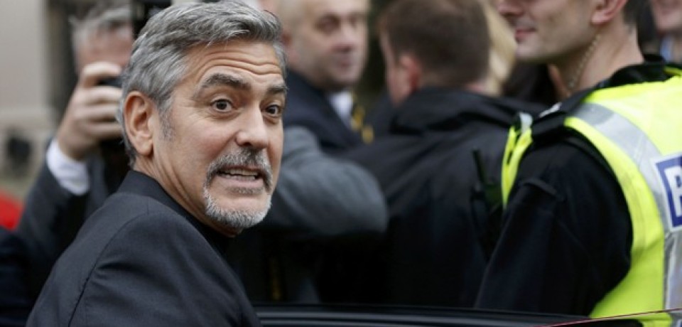 George Clooney visita café que emprega sem-tetos na Escócia