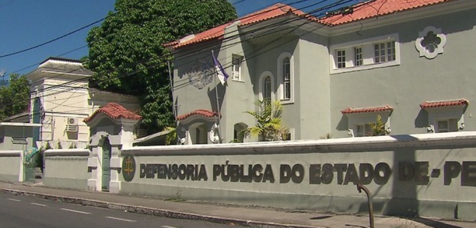 Homens rendem vigilante e assaltam sede da Defensoria Pública no Recife