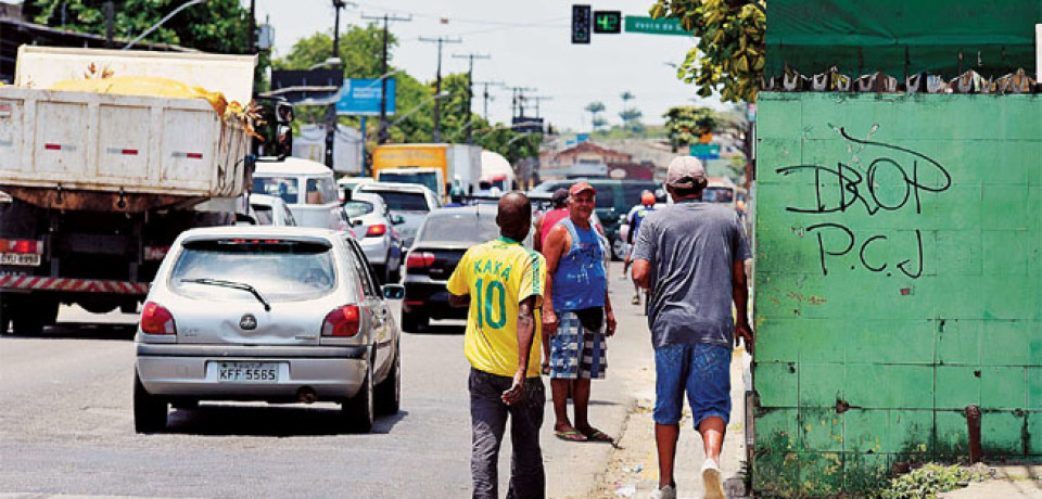 Calçadas ocupando o lugar dos pedestres na capital Pernambucana