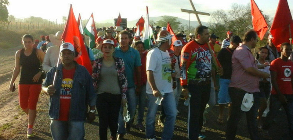 Marcha no Agreste percorre 100 km para cobrar abastecimento de água