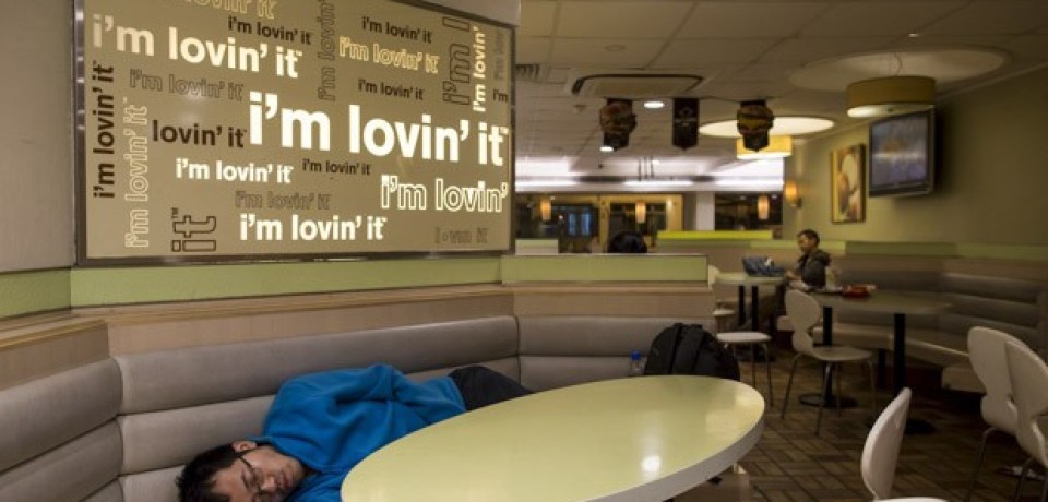 Sem-teto dormem em McDonald’s em Hong Kong