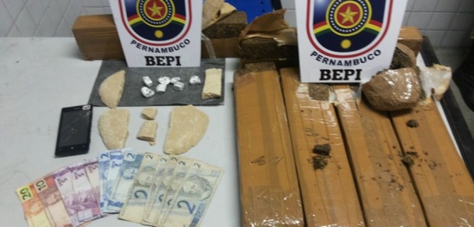 PM apreende crack e 7 kg de maconha escondidos em sofá em Caruaru, PE