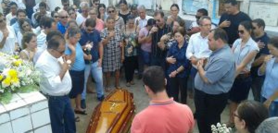 Amigos e familiares se despedem de Marcos Mesquita, fundador da Divulgadora MR