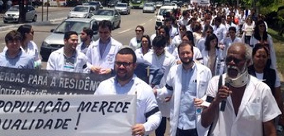 Médicos residentes entram em greve por tempo indeterminado em PE