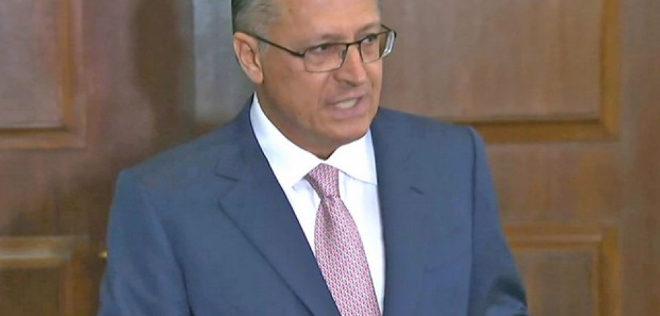 Alckmin determina corte de 15% em valores de contratos