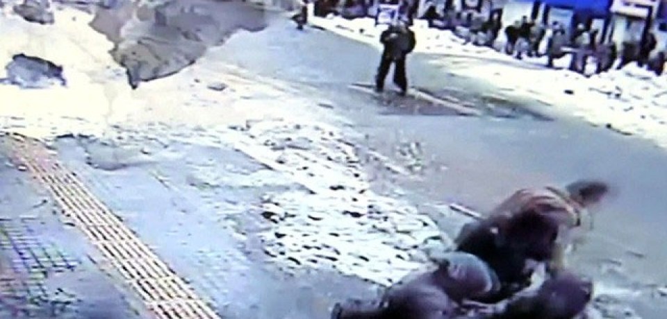‘Avalanche’ de neve cai de teto em rua na Turquia e fere dois pedestres