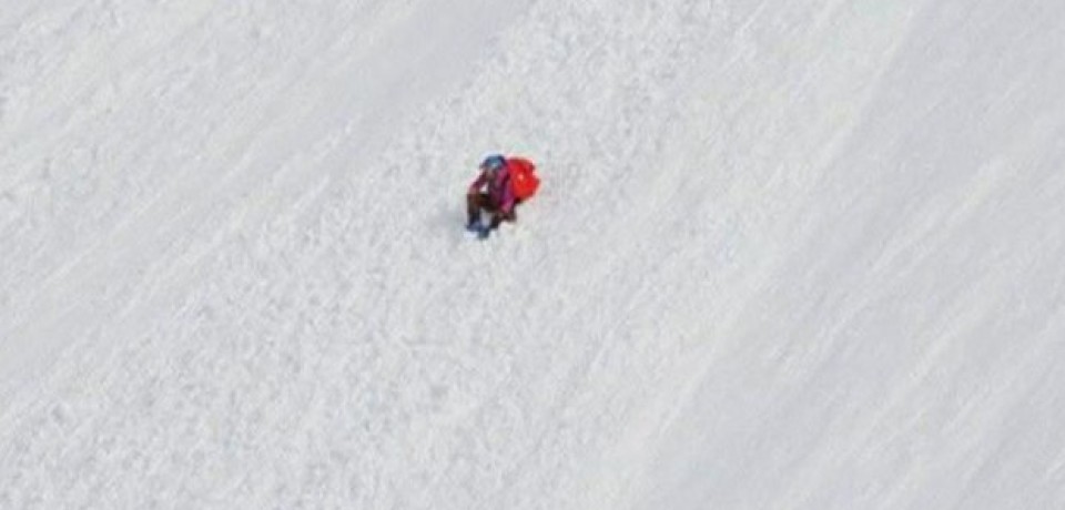 Esquiadora cai 300 m em montanha e sobrevive; vídeo mostra queda