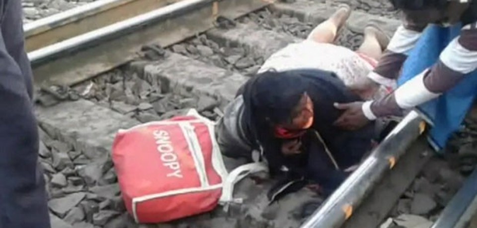 Mulher escapa milagrosamente de trem na Índia