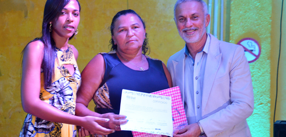 Parceria entre Petrobras e prefeitura da Vitória entrega certificação de alfabetização a 150 jovens e adultos em Vitória