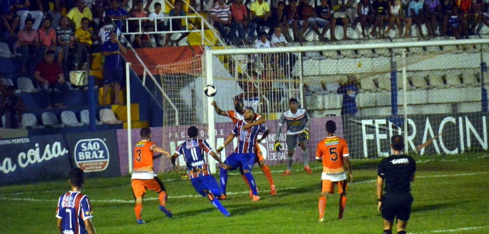 Arbitragem prejudica o Vitória e jogo termina empatado no Carneirão