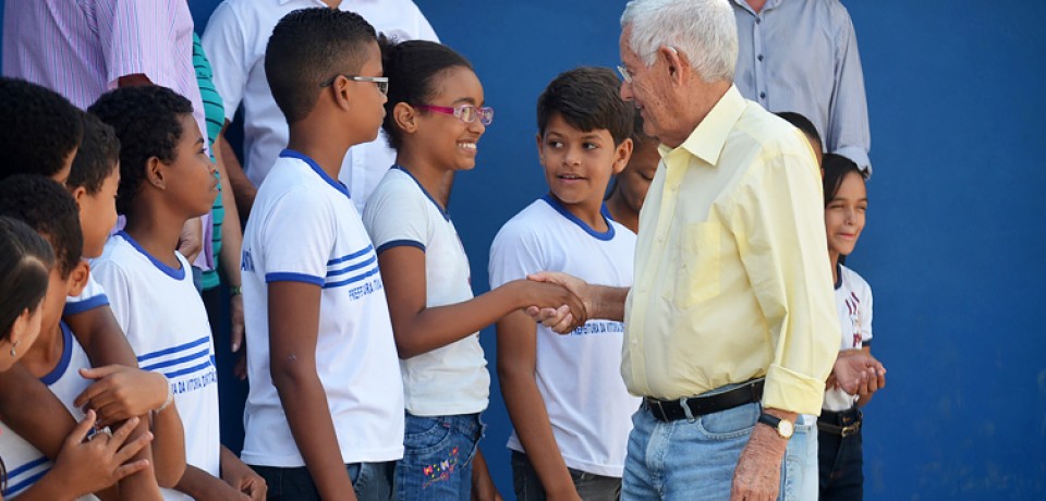 Prefeito Elias Lira participa da distribuição do kit escolar da rede municipal de ensino