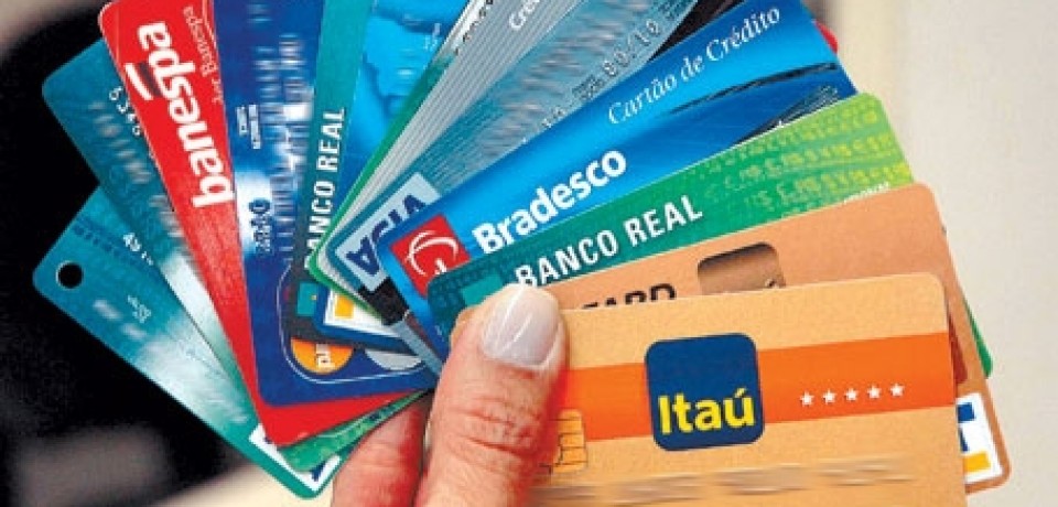 Taxa de juros no cartão de crédito atinge maior nível em 20 anos