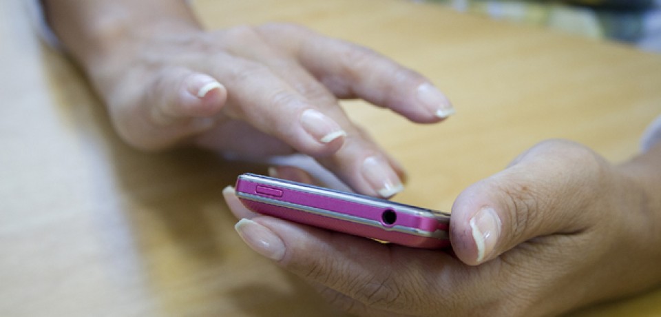 Celulares podem ser os vilões das dores nas costas de crianças e adolescentes