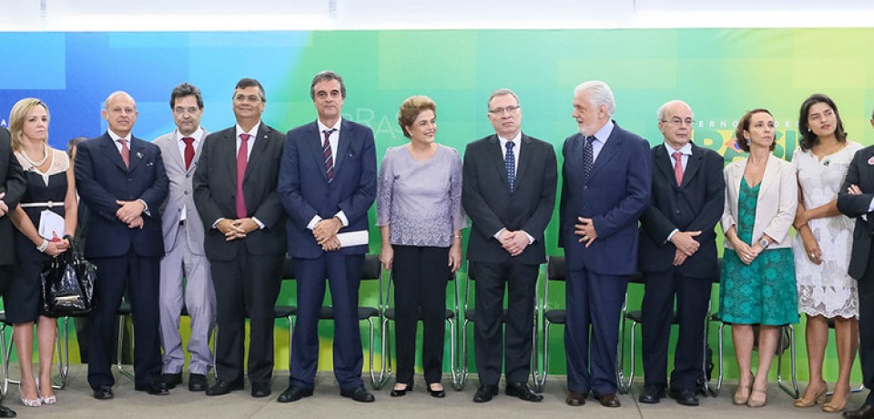 Dilma reitera que não vai renunciar e denuncia golpe