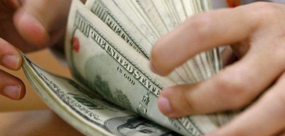 Dólar opera em alta, acima de R$ 3,65
