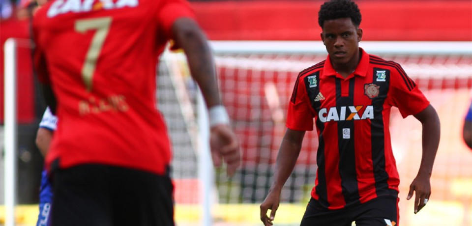 Rithely sente dores no joelho e pode aumentar número de desfalques do Sport contra o River