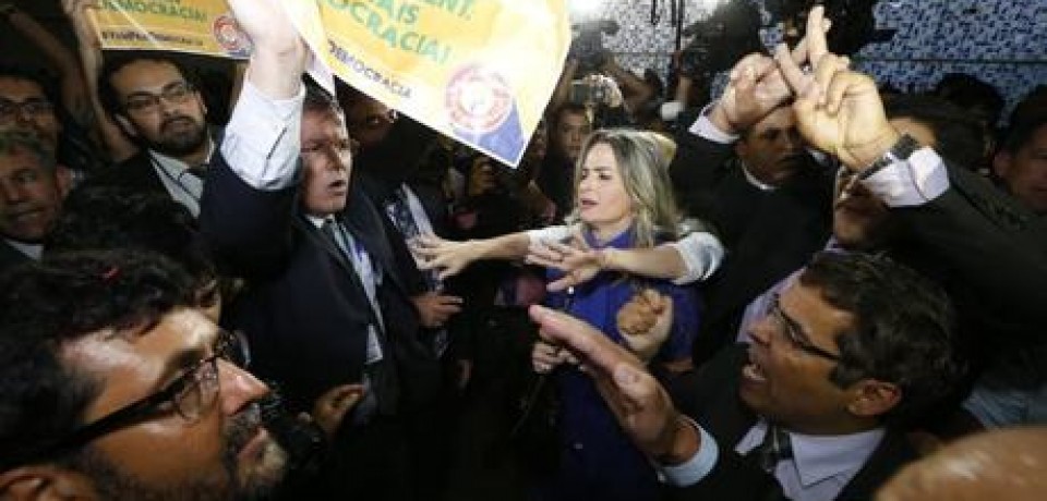 Mais um pedido de impeachment contra a presidente é entregue