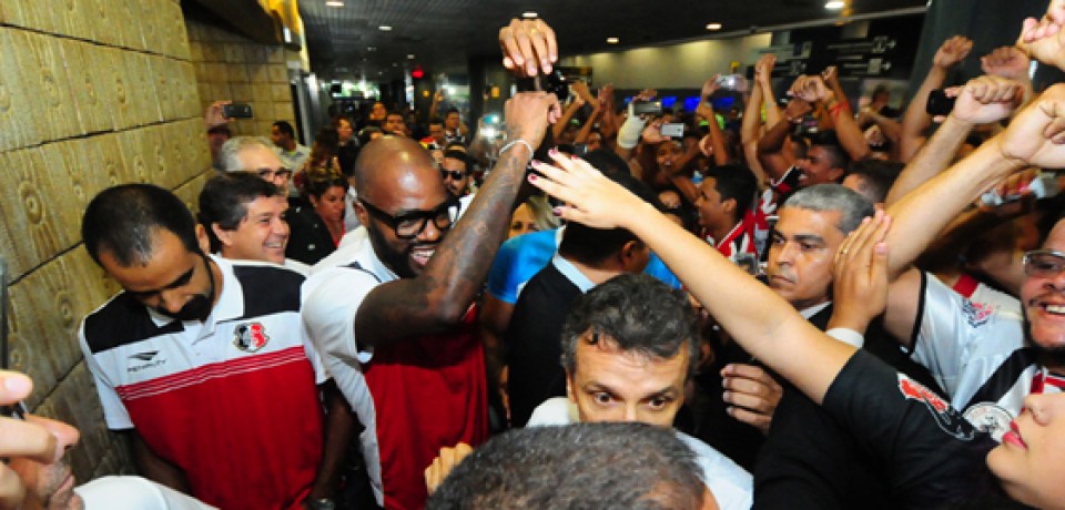 Santa Cruz é recebido com festa no Recife