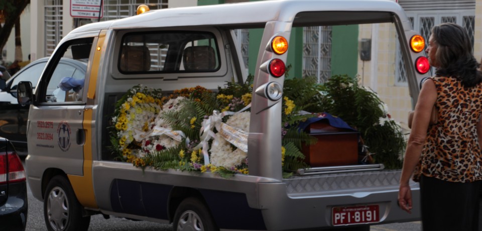 Amigos e familiares se despedem do vitoriense José Marques