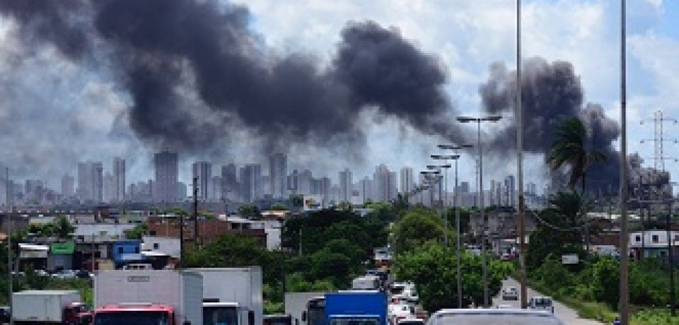 No Recife, incêndio atinge prédio da Chesf