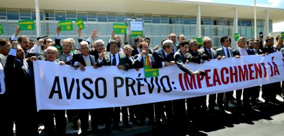 Oposição faz ato a favor do impeachment de Dilma em frente ao Planalto