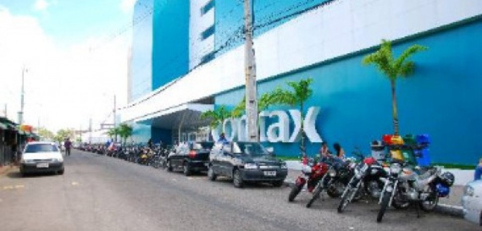 Fila gigatesca reúne interessados em processo seletivo da Contax
