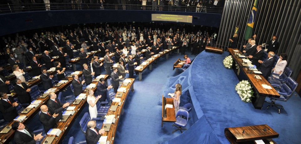 Senado abre processo de impeachment de Dilma
