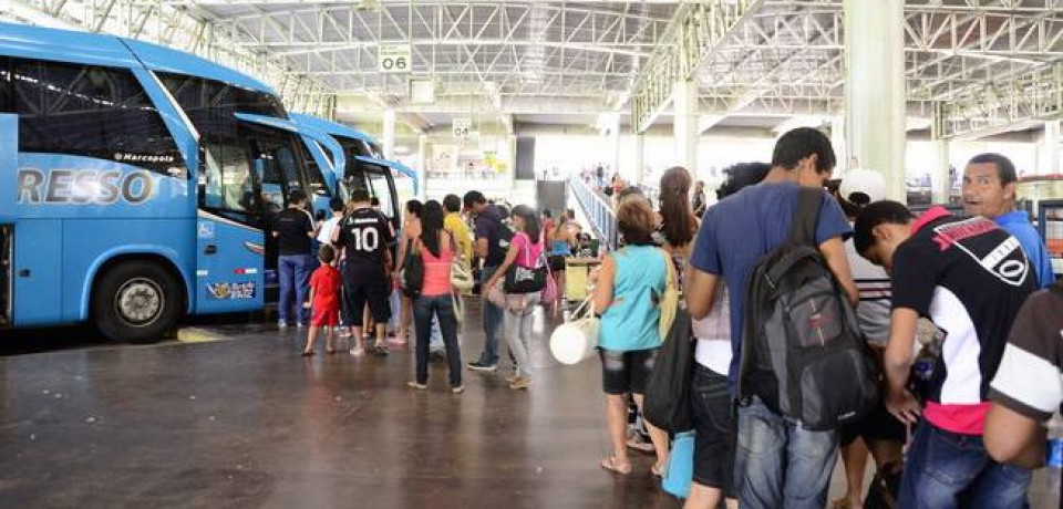Crise faz brasileiro voltar a andar mais de ônibus