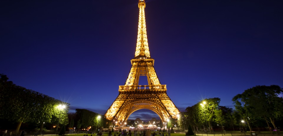 Na noite desta segunda-feira a Tore Eiffel será iluminada com as cores do arco-íris