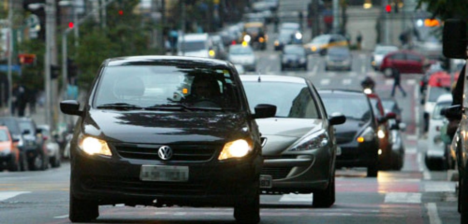 Motorista multado sem os faróis baixos acesos pode recorrer