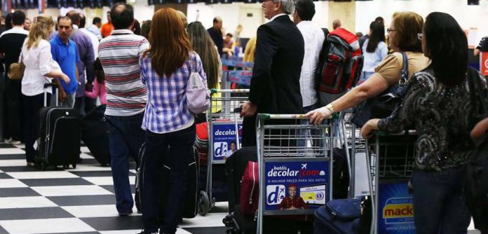 Após mudanças na fiscalização, aeroportos registram longas filas