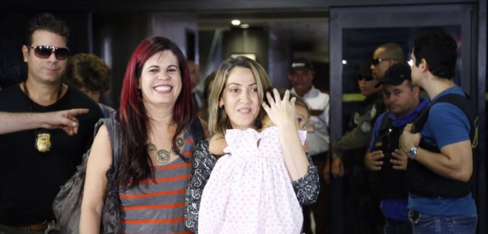 Emoção no reencontro de mãe com a filha que foi raptada pelo pai