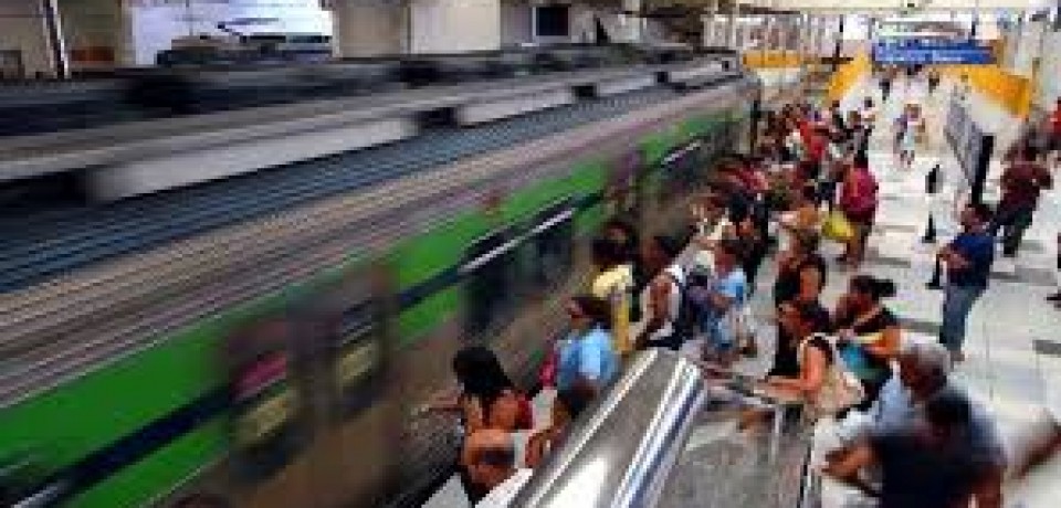 Casal é atropelado por trem do metrô. Homem morreu no local