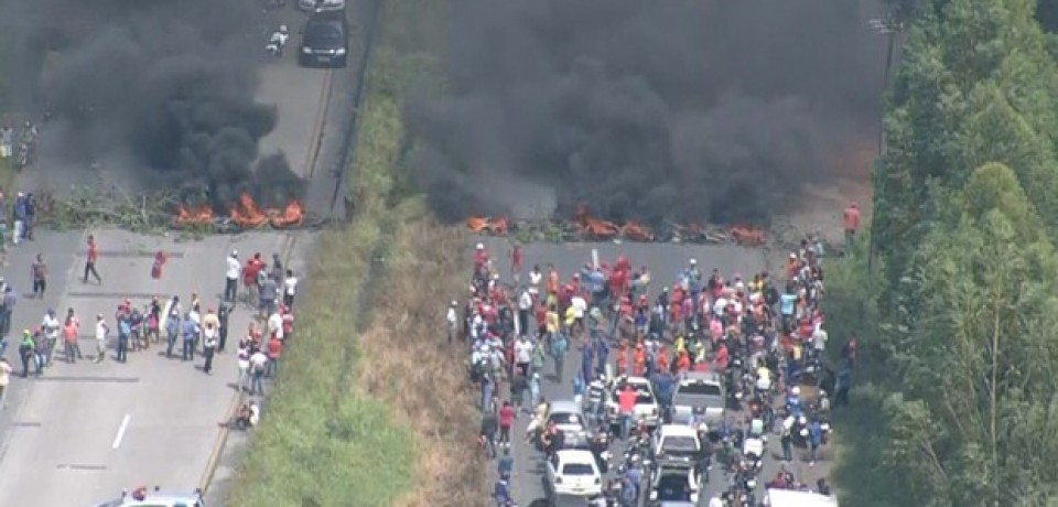 Protesto do MST contra impeachment bloqueia a BR-232, em Moreno
