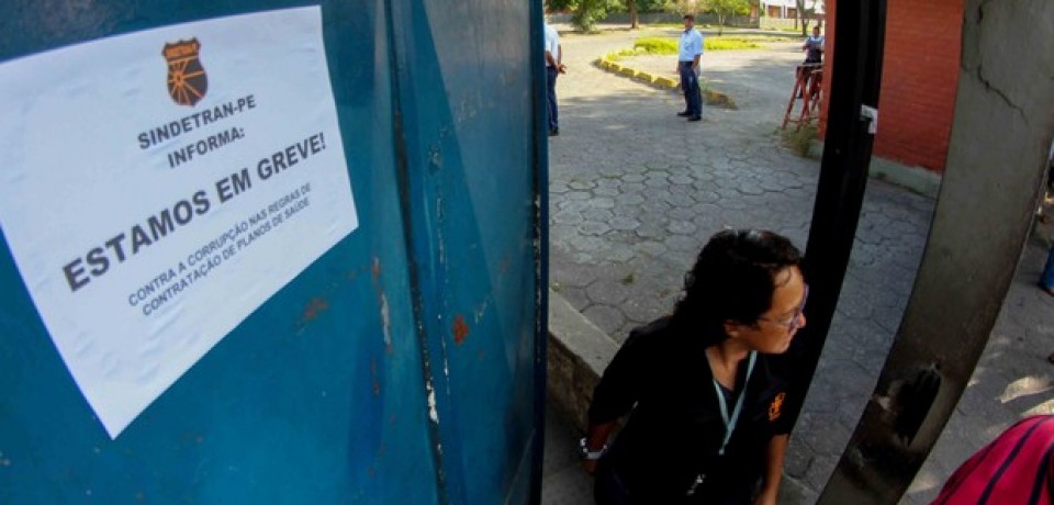 Servidores do Detran-PE fazem assembleia e reduzem atendimento