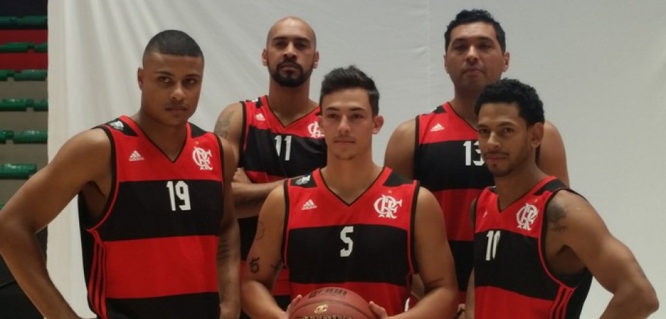 Em clima leve e com nova camisa, time do Fla posa para as lentes do NBB